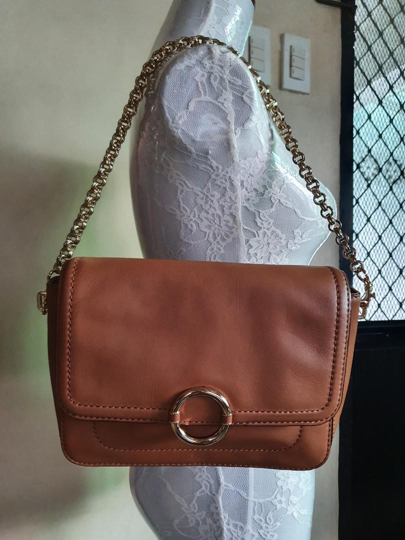 Oroton bag (Category: Luxury Bags & Wallets) located in Las Pinas. Submitted by marichelle1012 (Listing ID 1167722114, Image 3). Description: detachable sling / gold chain shoulder bag.