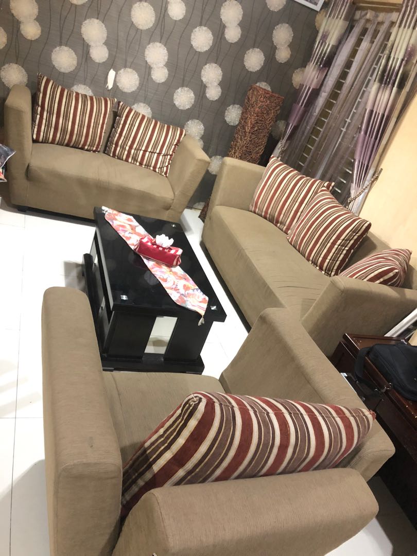 Sofa keluarga, Perabotan Rumah di Carousell