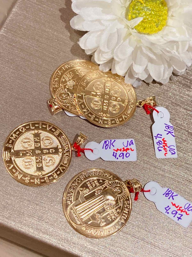 St benedict gold pendant top