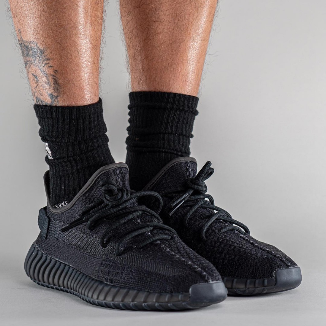 Yeezy 350 v2 onyx, Men's Fashion, Footwear, Sneakers on Carousell