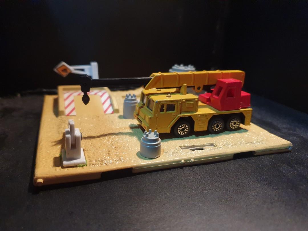 1/64 Scale Construction Diorama Diecast Toy Cars Trucks with Free Crane