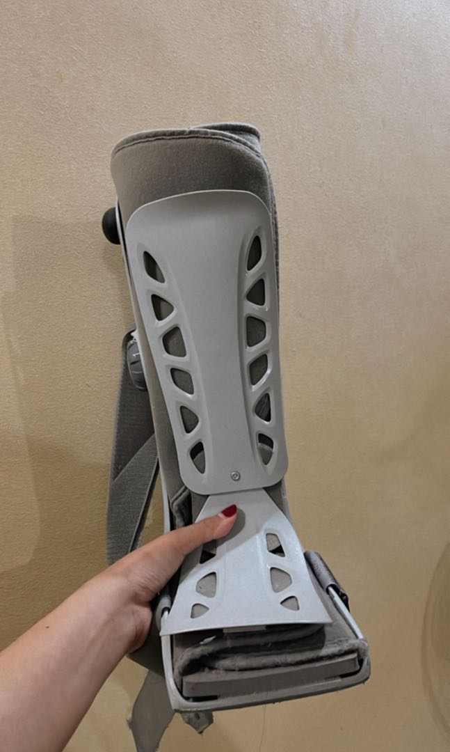 Aircast Boot for fractured foot/ankle/leg, Health & Nutrition, Braces