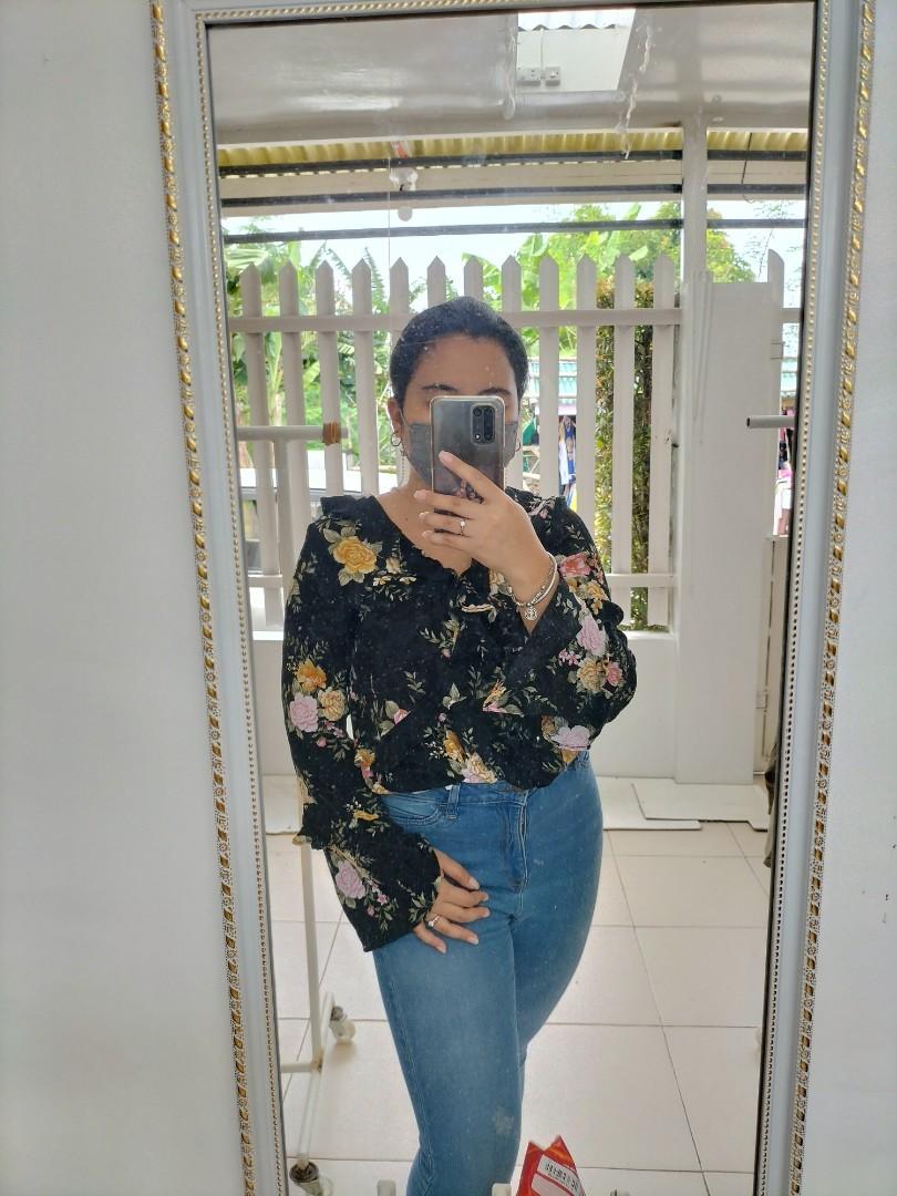 AMERICAN EAGLE OUTFITTERS ruffled top 