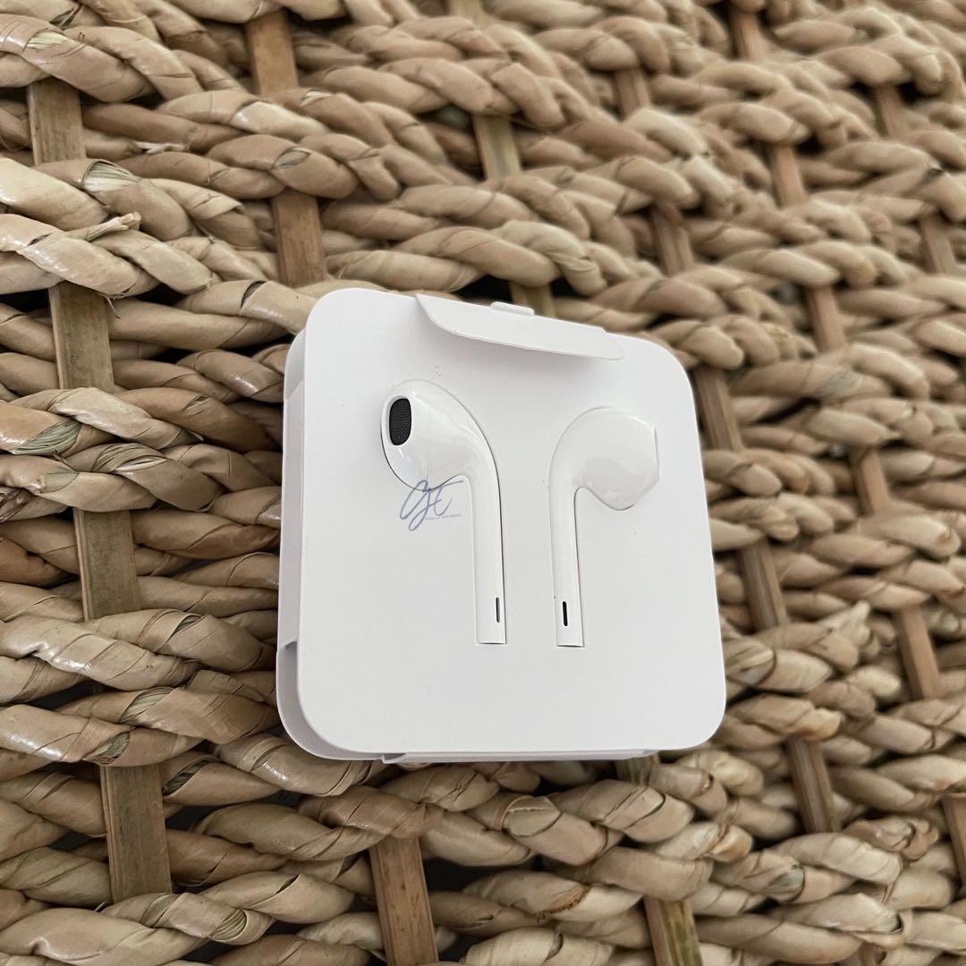 Apple EarPods Wired not Wireless (Category: Headphones & Headsets) located in Pasig City. Submitted by preloved_by_g (Listing ID 1167941210, Image 2). Description: Apple Headset Lightning connector (Brandnew) Full refund if proven fake Galing sa unit mismo Open COD via lalamove same day delivery Shopee check out COD Payment via bank transfer/GCash Meet up around Urban Deca Homes Ortigas.