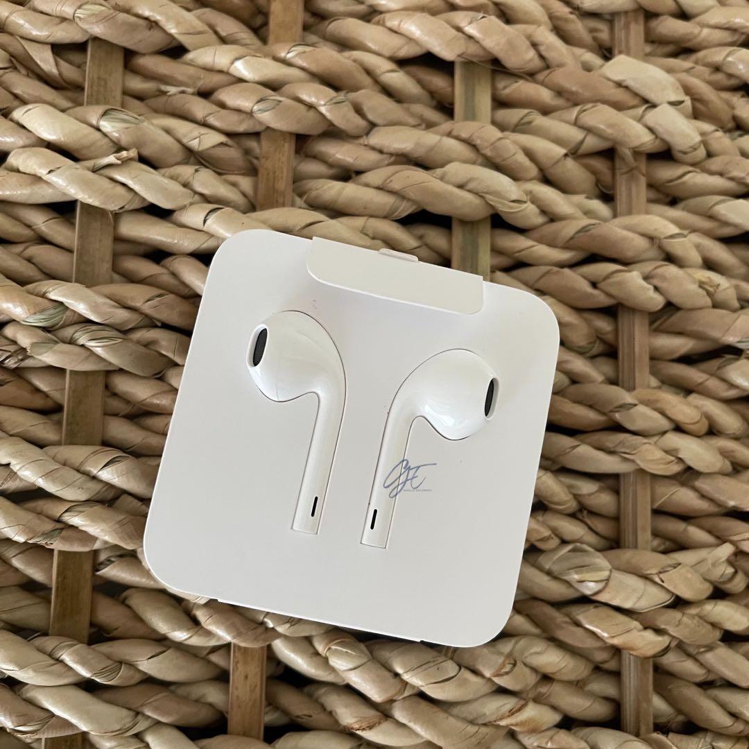 Apple EarPods Wired not Wireless (Category: Headphones & Headsets) located in Pasig City. Submitted by preloved_by_g (Listing ID 1167941210, Image 1). Description: Apple Headset Lightning connector (Brandnew) Full refund if proven fake Galing sa unit mismo Open COD via lalamove same day delivery Shopee check out COD Payment via bank transfer/GCash Meet up around Urban Deca Homes Ortigas.