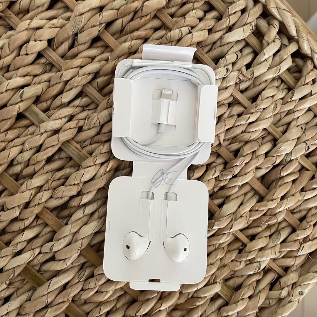 Apple EarPods Wired not Wireless (Category: Headphones & Headsets) located in Pasig City. Submitted by preloved_by_g (Listing ID 1167941210, Image 3). Description: Apple Headset Lightning connector (Brandnew) Full refund if proven fake Galing sa unit mismo Open COD via lalamove same day delivery Shopee check out COD Payment via bank transfer/GCash Meet up around Urban Deca Homes Ortigas.