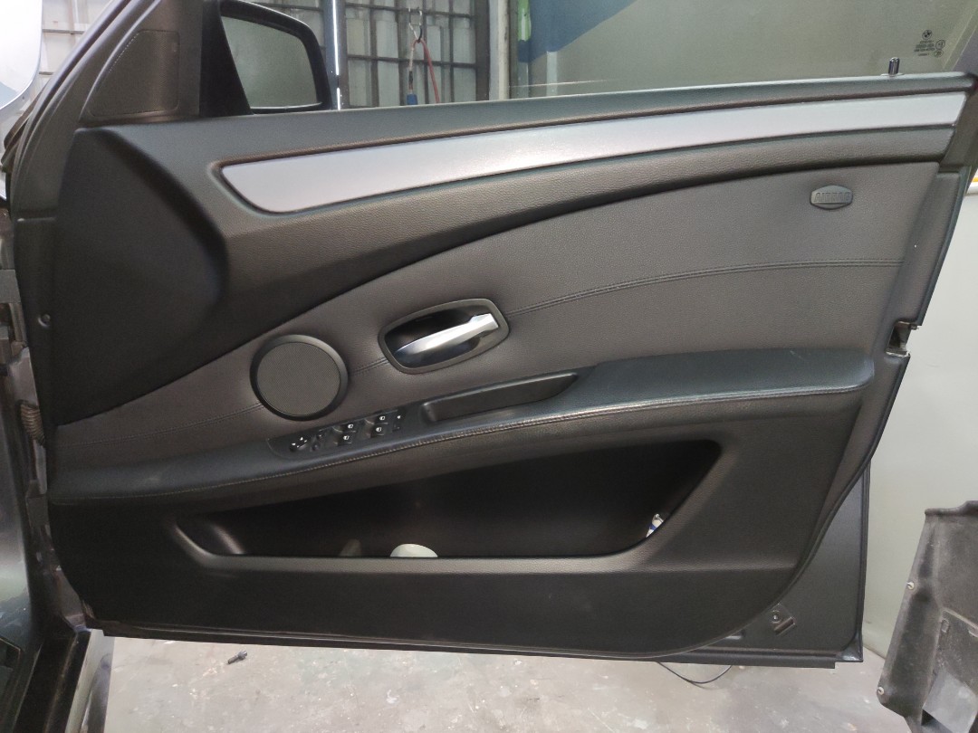 E60 store door panel