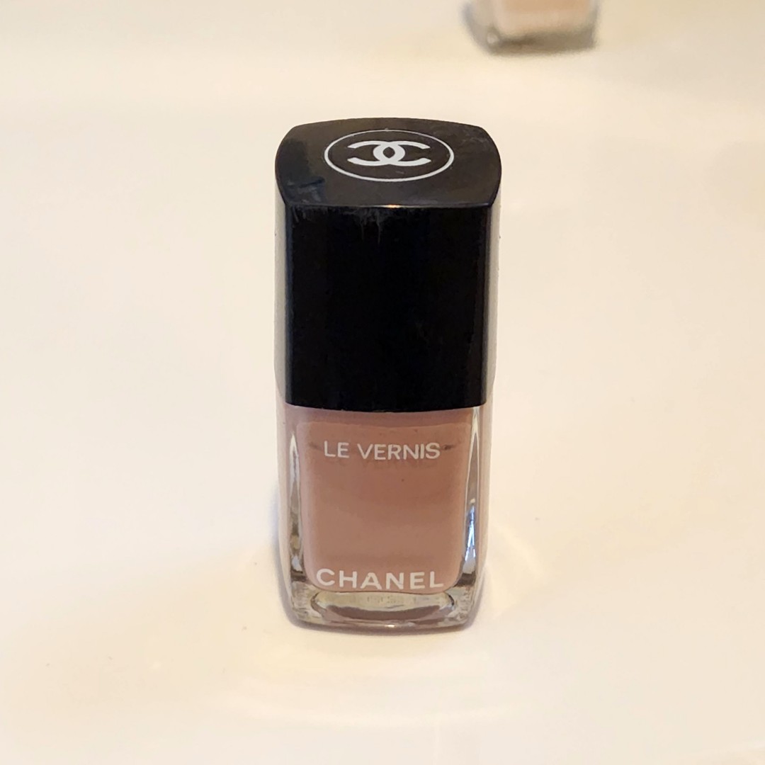 Chanel Le Vernis Longwear Nail Colour 528 Rouge Puissant for Women, 0.4  Ounce : Beauty & Personal Care 