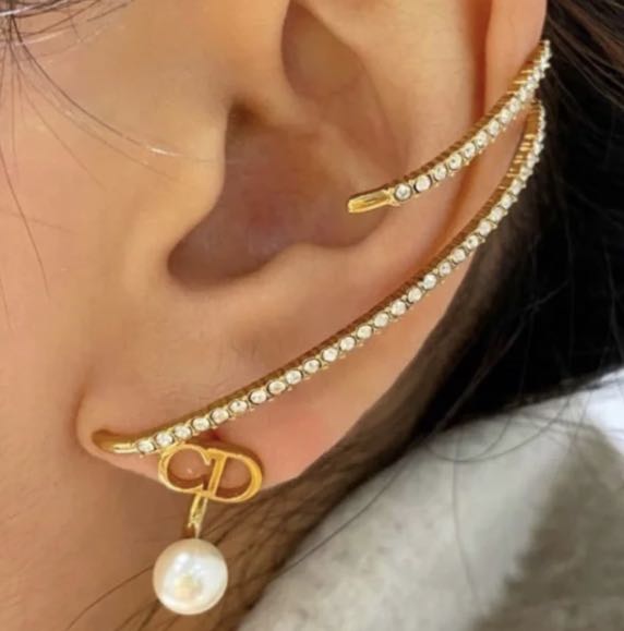 Goldtone Gold Black Glass Bead Pierced Earrings A21 