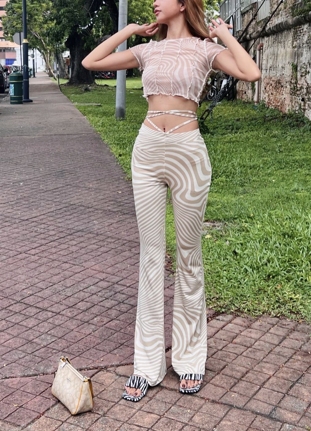 https://media.karousell.com/media/photos/products/2022/6/21/hm_flared_leggings_and_croptop_1655829170_967bf822.jpg