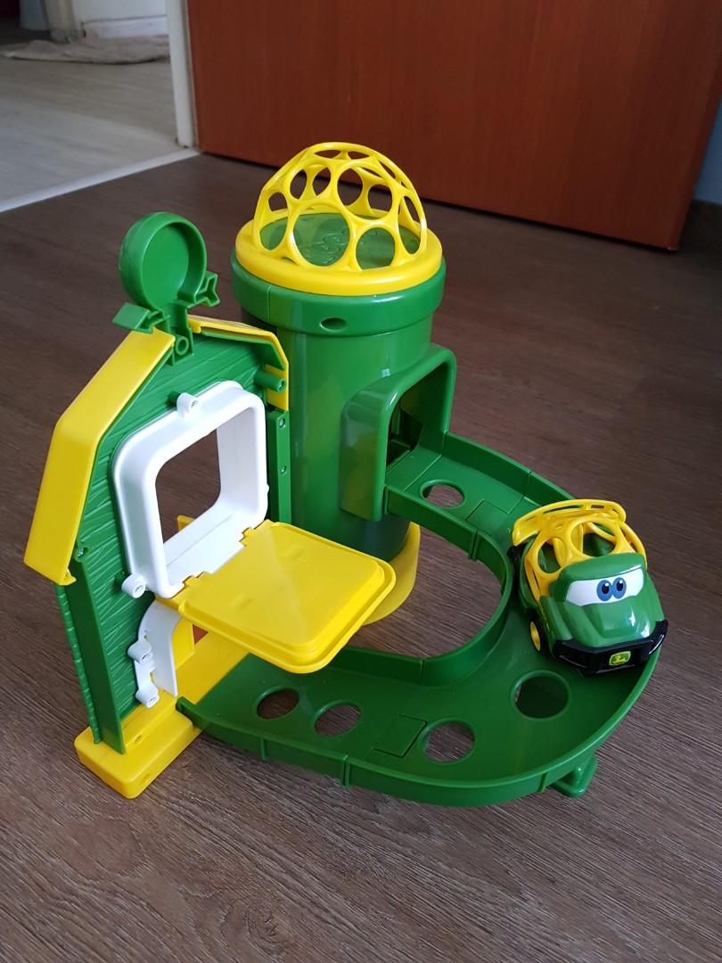 John Deere Tractor And Barn Toy Set
