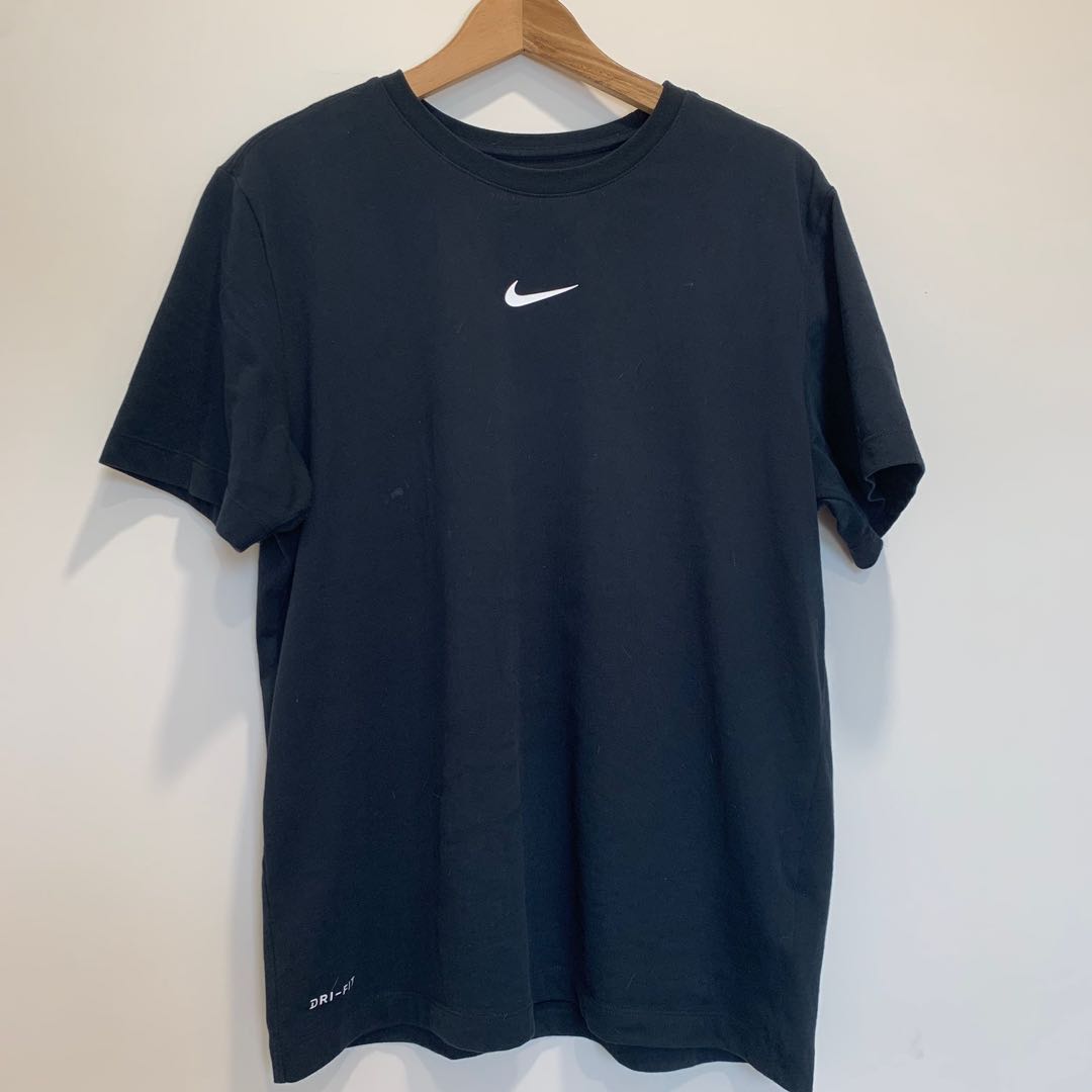 NIKE Central Swoosh oversized Tee, 他的時尚, 鞋類, 運動鞋、球鞋在旋轉拍賣