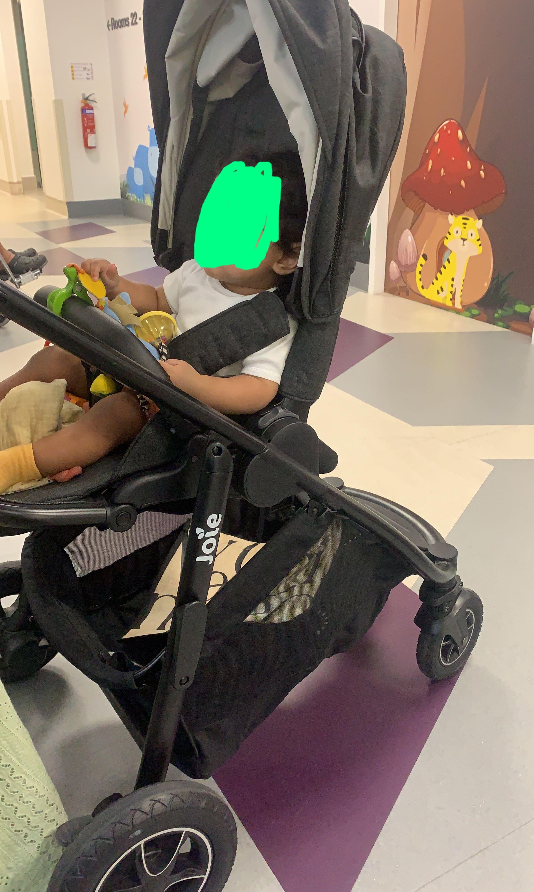 RENT STROLLER VERSATRAX BLACK REVERSIBLE, Babies & Kids, Going Out