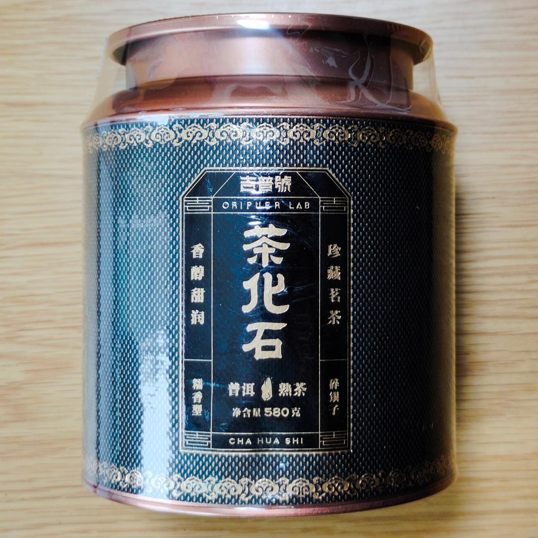 2021年 吉普號 茶化石 老茶頭 碎銀子「連紙袋」普洱茶 熟茶 布朗山 580g/盒 $0.65/g 舒緩胃病、胃潰瘍、腸道不適、消化不良、168 斷食法、節食 古樹茶 老樹茶 茶磚 茶餅 沱茶 雲南七子餅茶葉 Tea （分類：飲料）位於 Hong Kong。 由 NoTaBoo 提交（商品編號 1168098799，圖片 2）。簡介： 茶化石是老茶頭的新工藝，茶頭是生產普洱熟茶時的副產品，產量少，賣相不佳，以前不大受市場注意。聰明的茶商就鑽研了新工藝，把茶頭壓成小粒狀，美其名為茶化石、碎銀子。加上茶頭含豐富果膠及益菌群，具有滋味濃厚、糯滑甜潤、耐泡度高等特點，近年才慢慢受到消費者的追捧。 不過因為經過壓制成型，不似老茶頭在外型上容易辨識，又吸引了不法商人利用非茶頭去冒充製作。而大廠是不會制作這些產品，只有可靠、精品型茶商才可以一試。 茶葉的芽及嫩葉含豐富果膠及糖分，在渥堆發酵過程中因為溫度提升而黏附在一起，形成了一塊一塊的“茶頭”。所以茶頭多是嫩度好、果膠含量豐富的茶條。 而茶化石也