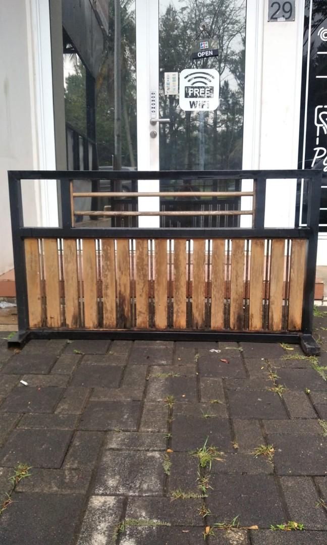 pagar besi dan kayu 150 x 80 cm, Perabotan Rumah di Carousell