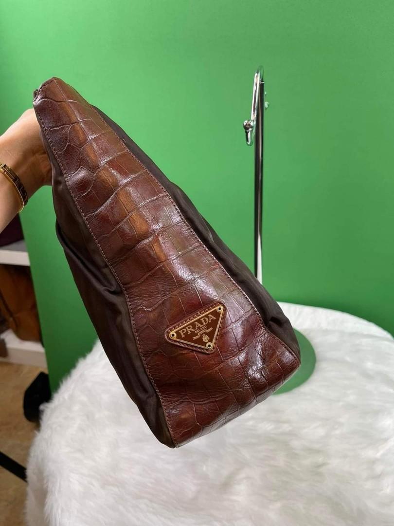 Prada nylon laptop bag (Category: Luxury Bags & Wallets) located in Butuan. Submitted by jen_pre (Listing ID 1168095887, Image 2). Description: .