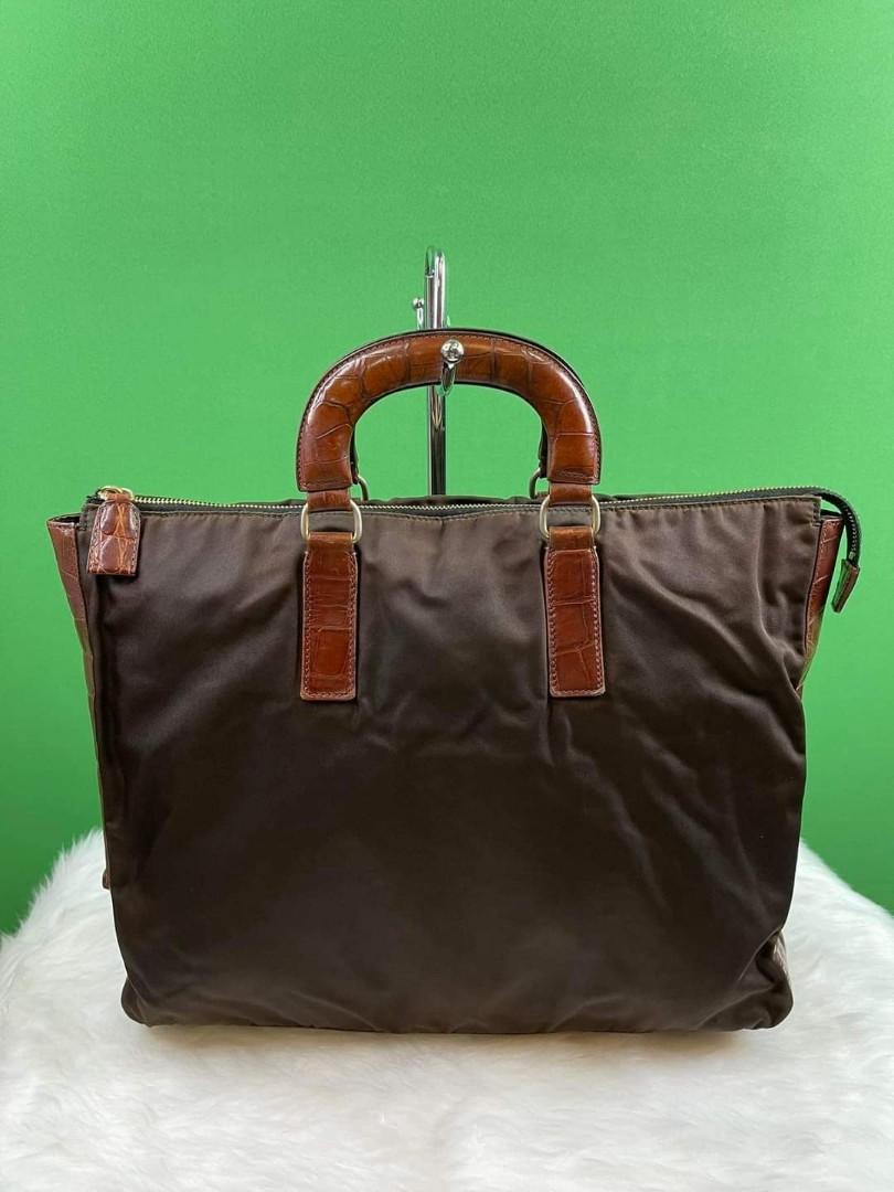 Prada nylon laptop bag (Category: Luxury Bags & Wallets) located in Butuan. Submitted by jen_pre (Listing ID 1168095887, Image 1). Description: .