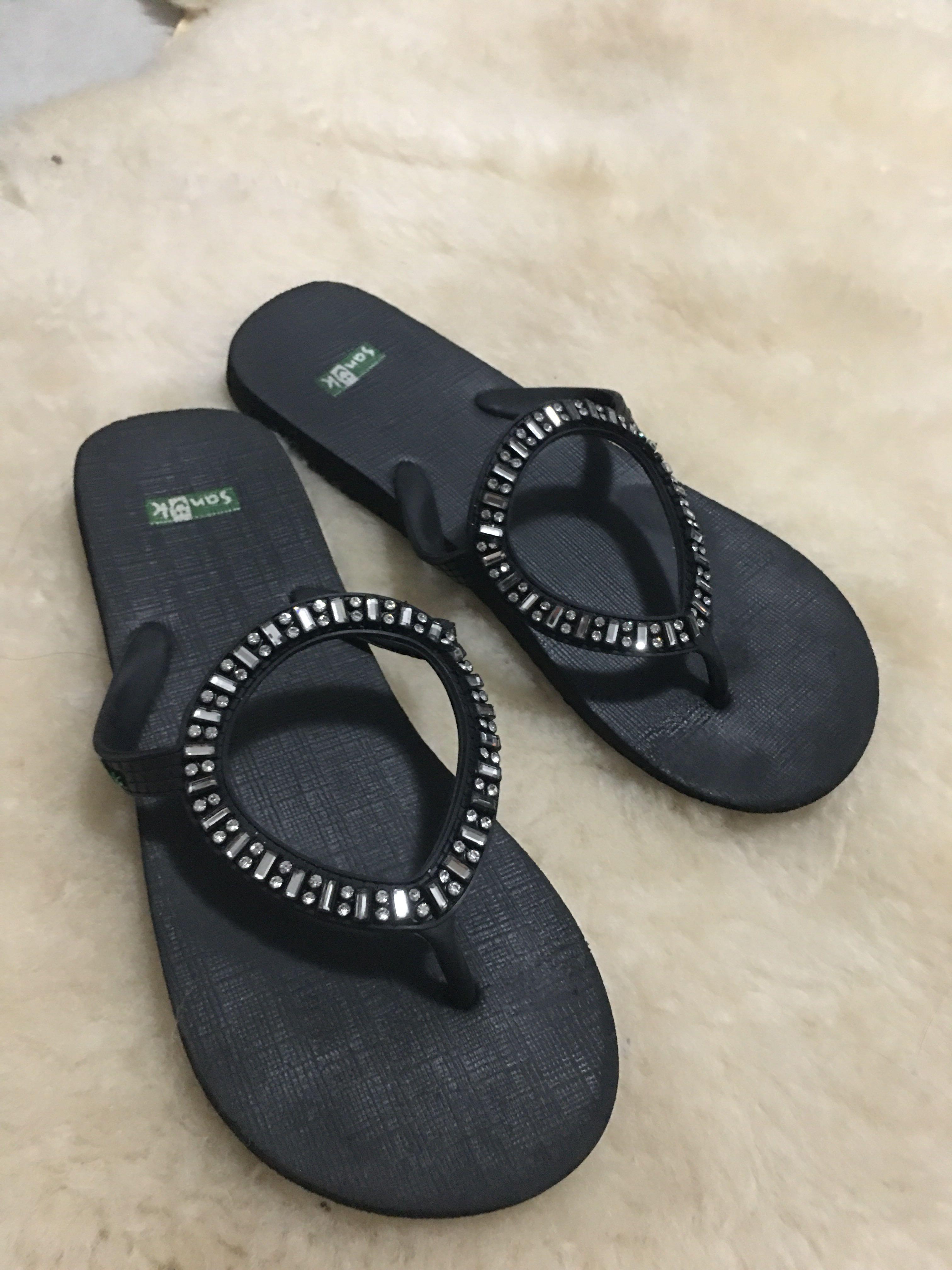 Sanuk Flat slippers, Women's Fashion, Footwear, Flats & Sandals on Carousell