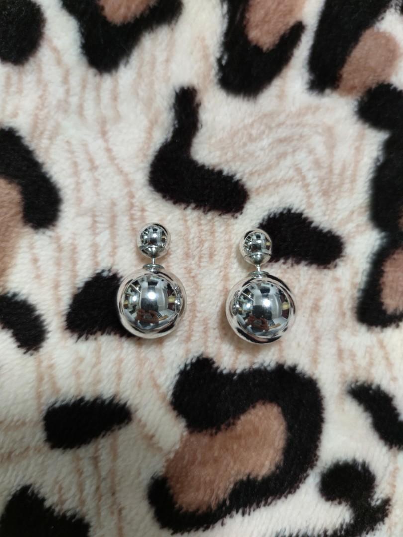 Stainless steel earrings (preloved) (Category: Earrings) located in Pasig City. Submitted by ShopG (Listing ID 1167905968, Image 2). Description: Silver earrings (preloved) Casual earrings Fancy earrings.