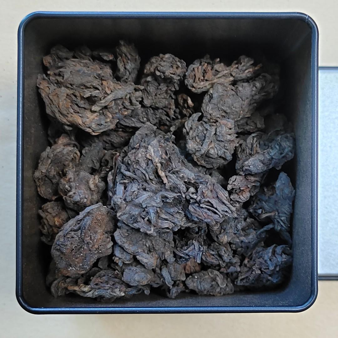 2018年 國艷茶廠 布朗山 大樹老茶頭 普洱茶 熟茶 150g/盒 $0.67/g 舒緩胃病、胃潰瘍、腸道不適、消化不良、168 斷食法、節食 茶化石 碎銀子 古樹茶 老樹茶 茶磚 茶餅 沱茶 雲南七子餅茶葉 Tea （分類：飲料）位於 Hong Kong。 由 NoTaBoo 提交（商品編號 1168271047，圖片 3）。簡介： 茶葉的芽及嫩葉含豐富果膠及糖分，在渥堆發酵過程中因為溫度提升而黏附在一起，形成了一塊一塊的“茶頭”。所以茶頭多是嫩度好、果膠含量豐富的茶條。 茶頭因為是生產普洱熟茶時的副產品，產量少，賣相不佳，以前不大受市場注意。但因為茶頭含豐富果膠及益菌群，具有滋味濃厚、糯滑甜潤、耐泡度高等特點，慢慢得到消費者的追捧。 國艷老茶頭精選2018年布朗山古樹茶發酵，融入現代制茶技術和獨特的拼配工藝，成就了國艷老茶頭陳化好，轉化快，香氣久，韻味足等特點。實試果膠豐富、蜜香濃郁、因為老茶頭結構緊緻，茶湯慢慢釋出、所以非常耐泡。 布朗山普洱熟茶可以說是最好的普洱熟茶，國艷在布朗