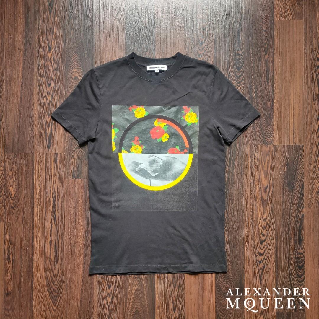 ALEXANDER MCQUEEN MCQ BOX ROSE | Black Tees (Category: Luxury Apparel) located in Cebu City. Submitted by denimholic (Listing ID 1168386650, Image 1). Description: 🏞️ Authentic Preloved Alexander McQueen ▫️SIZE : SMALL (W17.5n / L27.5in) Slim Fit ▫️100% Botton, Black, back print ▫️8.5 / 10 very good condition **cut tag ▫️Made in Turkey.