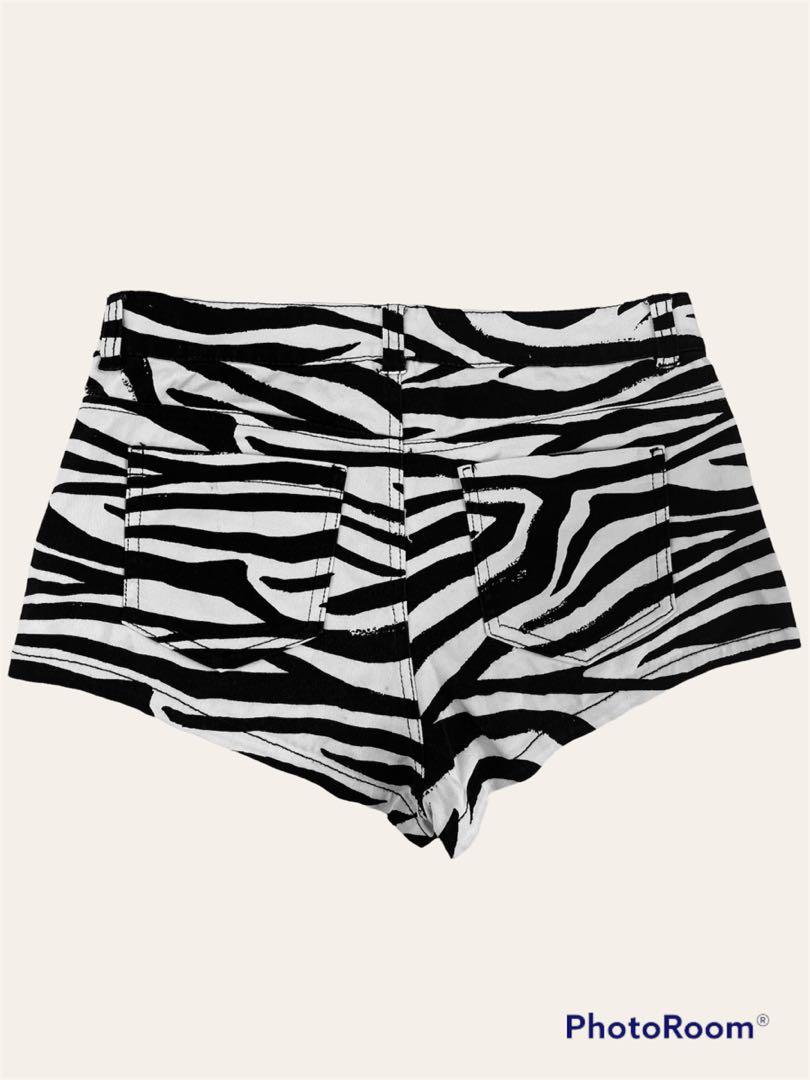 H&M Shorts (Category: Shorts) located in Pasig City. Submitted by modeltrendsph (Listing ID 1168334276, Image 2). Description: H&M Size medium 38cm width 22cm length.