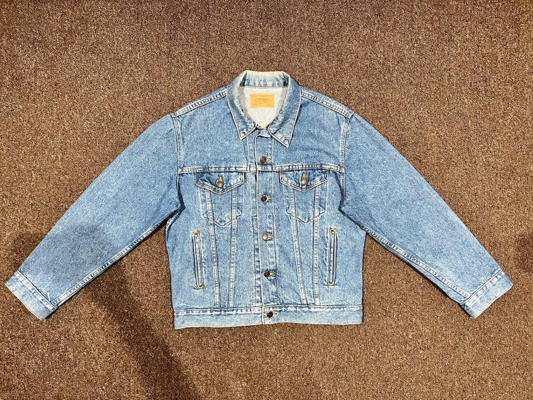 Levis trucker jacket (Category: Coats, Jackets and Outerwear) located in Kuala Lumpur. Submitted by untukdilepaskan (Listing ID 1168410460, Image 1). Description: Pit: 22” Labuh: 25.5” Lengan: 24.5” Warna: biru denim Kondisi: 7.5/10 (ada distress belakang kolar) Buatan USA (tertera di tag tapi kabur sikit).