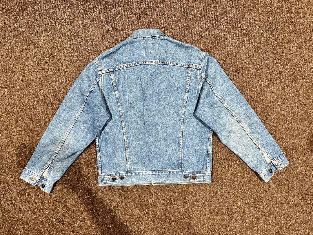 Levis trucker jacket (Category: Coats, Jackets and Outerwear) located in Kuala Lumpur. Submitted by untukdilepaskan (Listing ID 1168410460, Image 2). Description: Pit: 22” Labuh: 25.5” Lengan: 24.5” Warna: biru denim Kondisi: 7.5/10 (ada distress belakang kolar) Buatan USA (tertera di tag tapi kabur sikit).