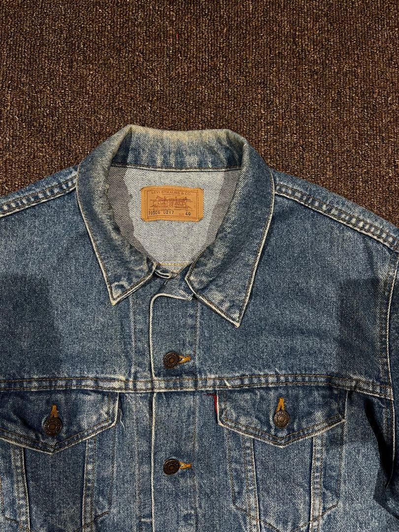 Levis trucker jacket (Category: Coats, Jackets and Outerwear) located in Kuala Lumpur. Submitted by untukdilepaskan (Listing ID 1168410460, Image 3). Description: Pit: 22” Labuh: 25.5” Lengan: 24.5” Warna: biru denim Kondisi: 7.5/10 (ada distress belakang kolar) Buatan USA (tertera di tag tapi kabur sikit).