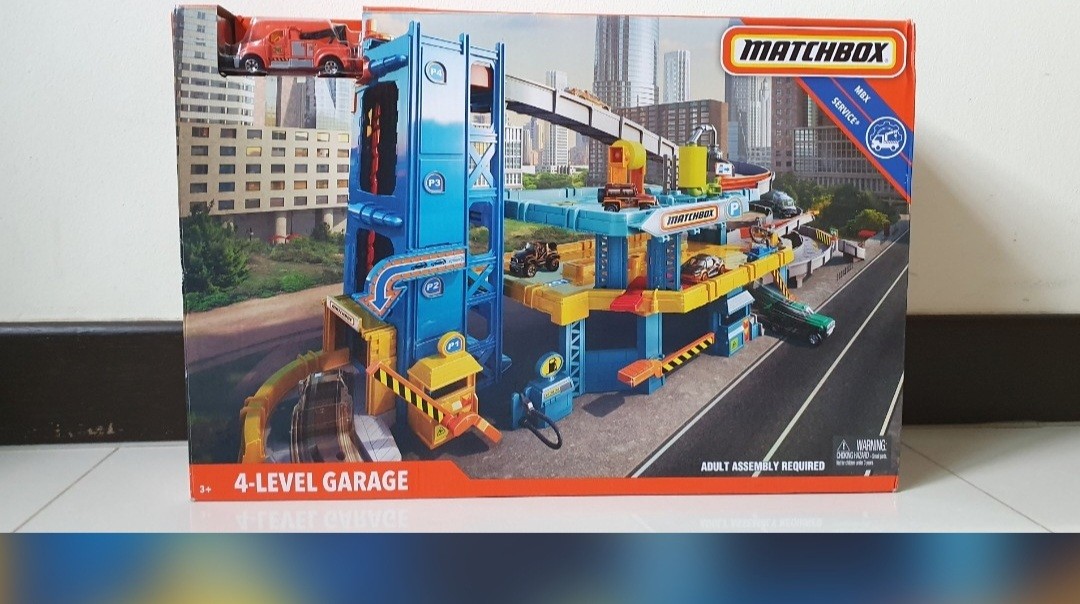 MATCHBOX 4 level garage truck includes 1 car, Hobbies & Toys, Toys