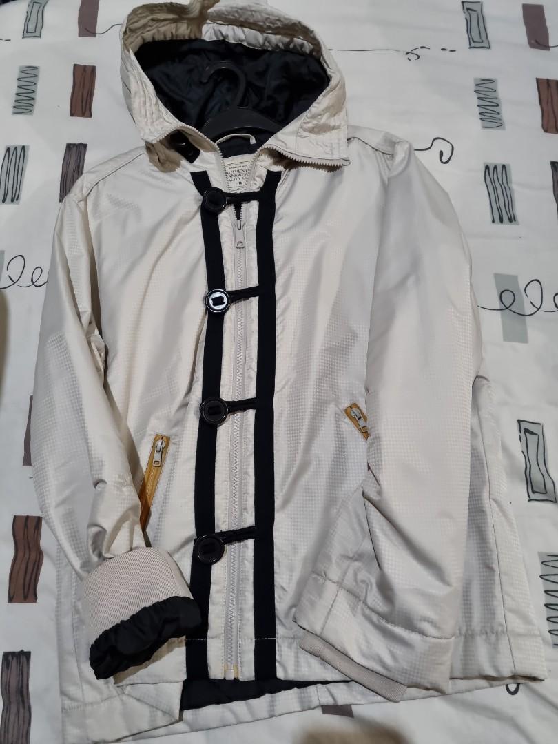 Warm Jacket (Category: Hoodies) located in Singapore. Submitted by insumcode (Listing ID 1168359241, Image 1). Description: Very nice and warm, interior lining is in great condition. zipper lining is slightly worn..