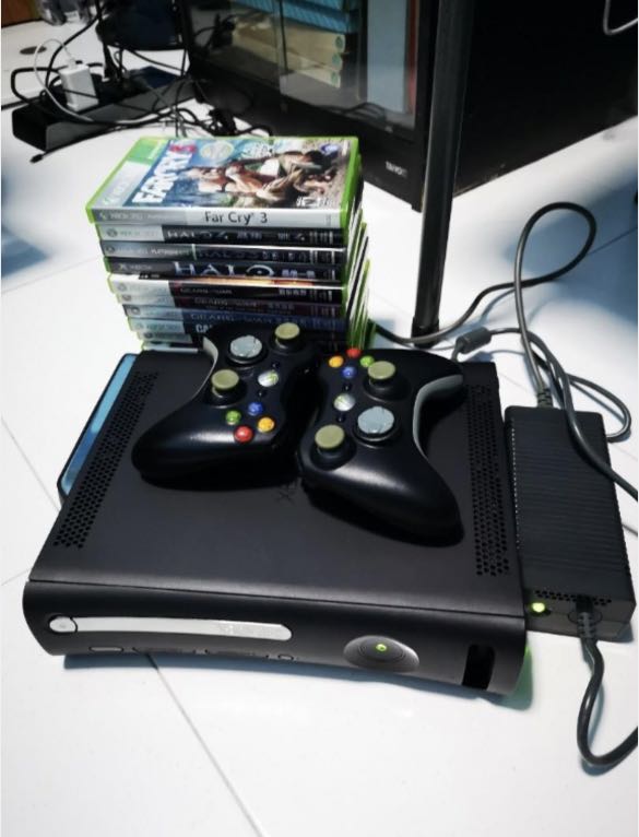Xbox 360 + 15 Games CDs + 2 Wireless Controllers (Working), Video