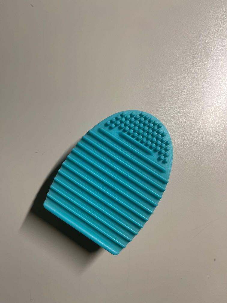 Brush Egg Cleaner (Category: Makeup) located in San Juan City. Submitted by prelbysm (Listing ID 1168513134, Image 1). Description: Barely used (only twice) and just stored.