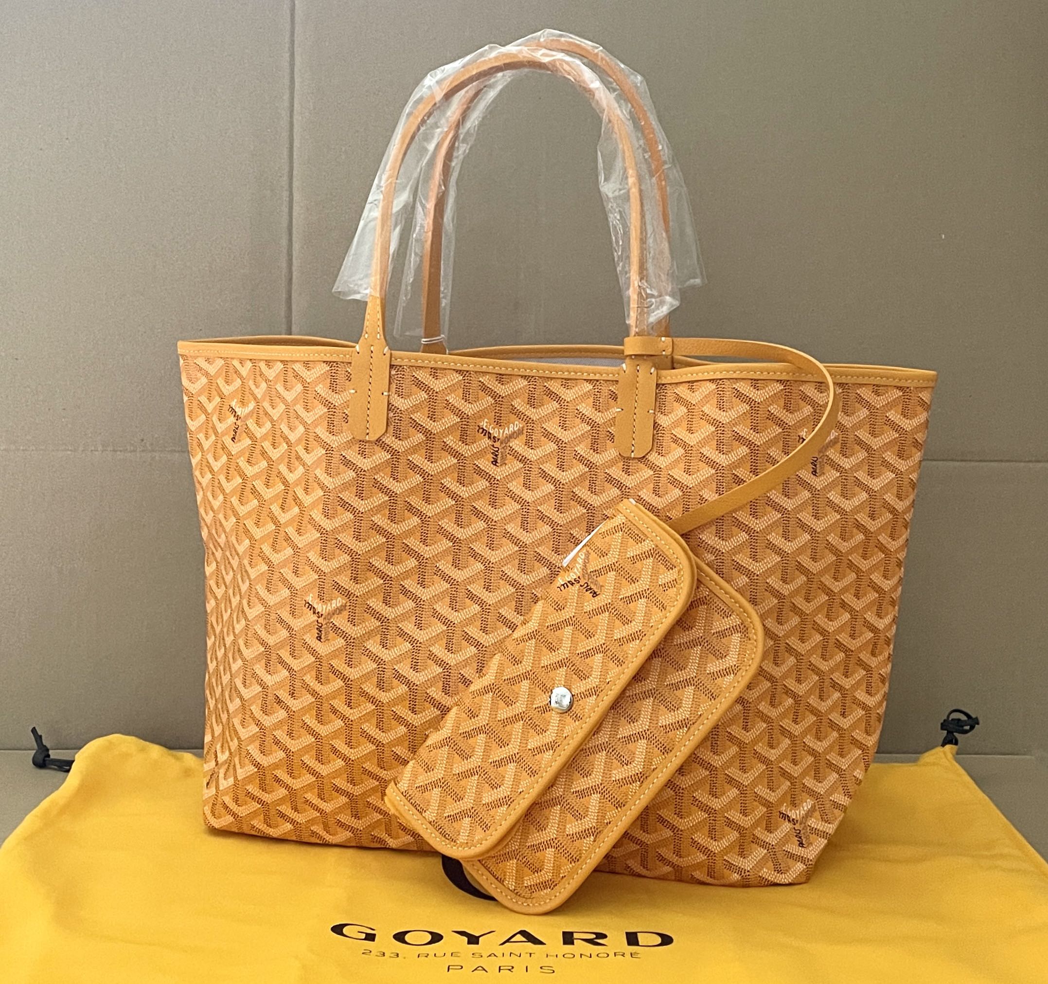 Excellent condition Authentic Goyard white st louis tote - with dustbag -  GM size 23 by 13, Women's Fashion, Bags & Wallets, Cross-body Bags on  Carousell