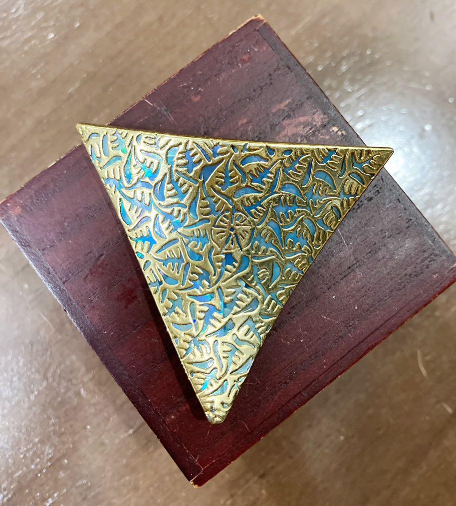 Inverted Triangle Color Changing Brooch, Women's Fashion, Jewelry ...
