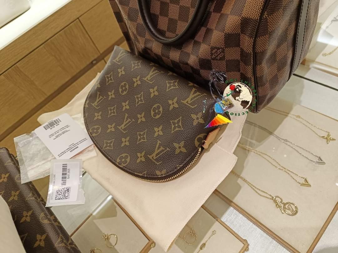 Louis Vuitton GM VS. PM Cosmetic Pouch/ Wear & Tear/What Fits?/ Worth it? 