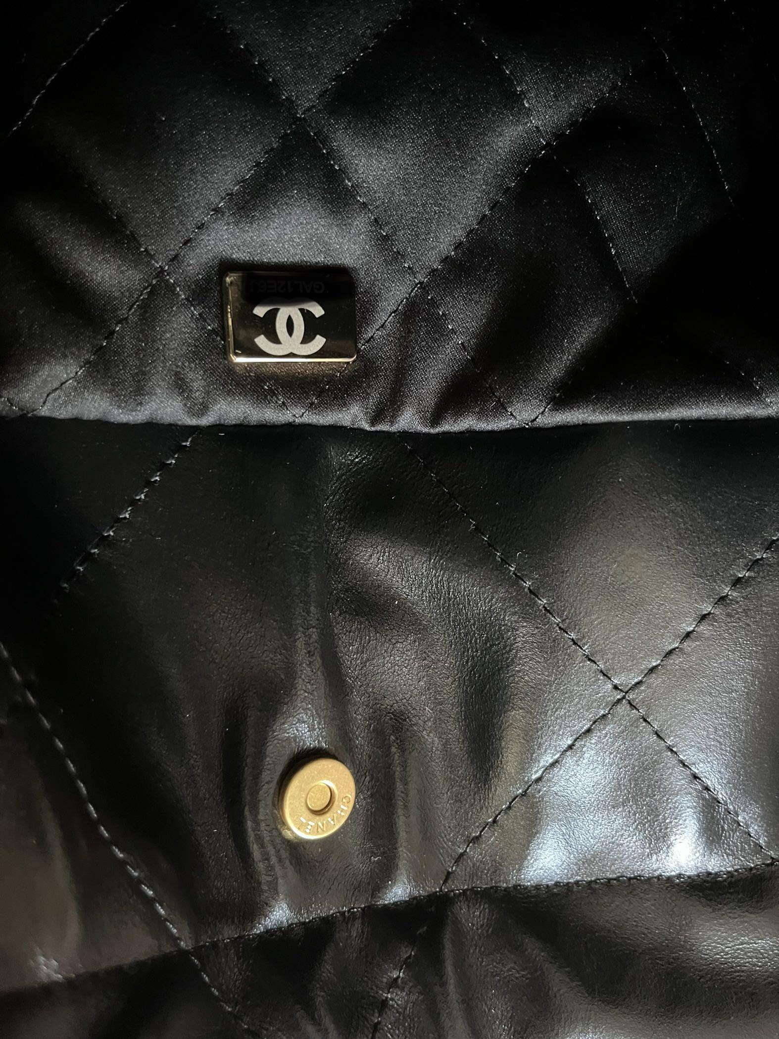 Chanel 22 Handbag in Black Shiny Calfskin & Gold-Tone Metal — UFO No More