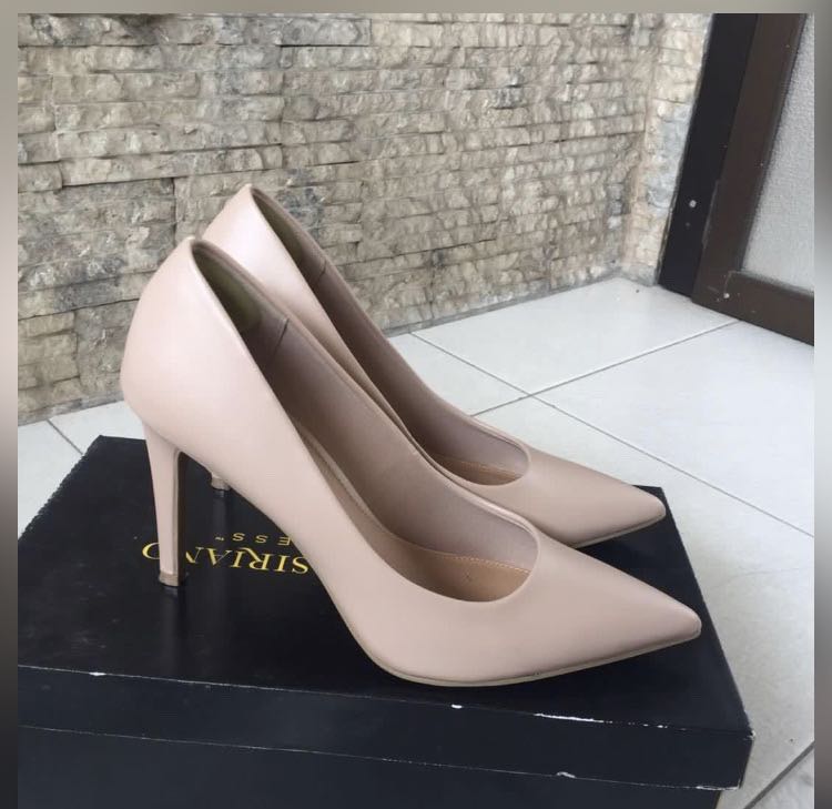 Christian siriano nude pumps 2025