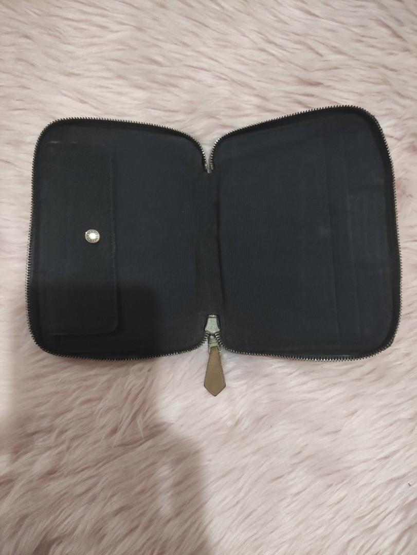 Hermes Fourre Tout Wallet PM (Category: Luxury Bags & Wallets) located in General Trias. Submitted by gottalovevintage920 (Listing ID 1168743001, Image 2). Description: I cant open my other account gottalovevintage so i made a new one. Pm size..