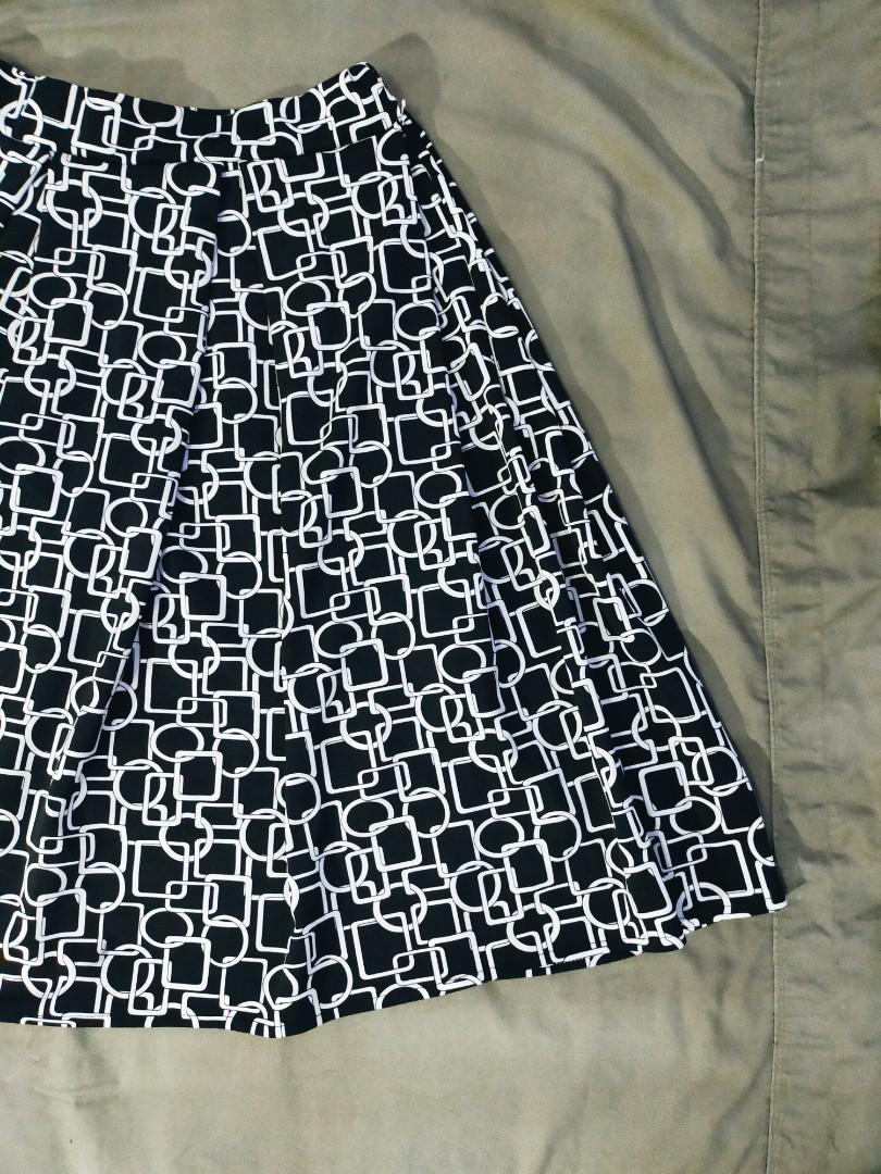 Long Black Skirt (Category: Skirts) located in Taytay. Submitted by itscolsie (Listing ID 1168787660, Image 3). Description: size: M-Semi L RFS: Decluttering once used MOD & MOP Shopee Checkout & Gcash pm me for more info.