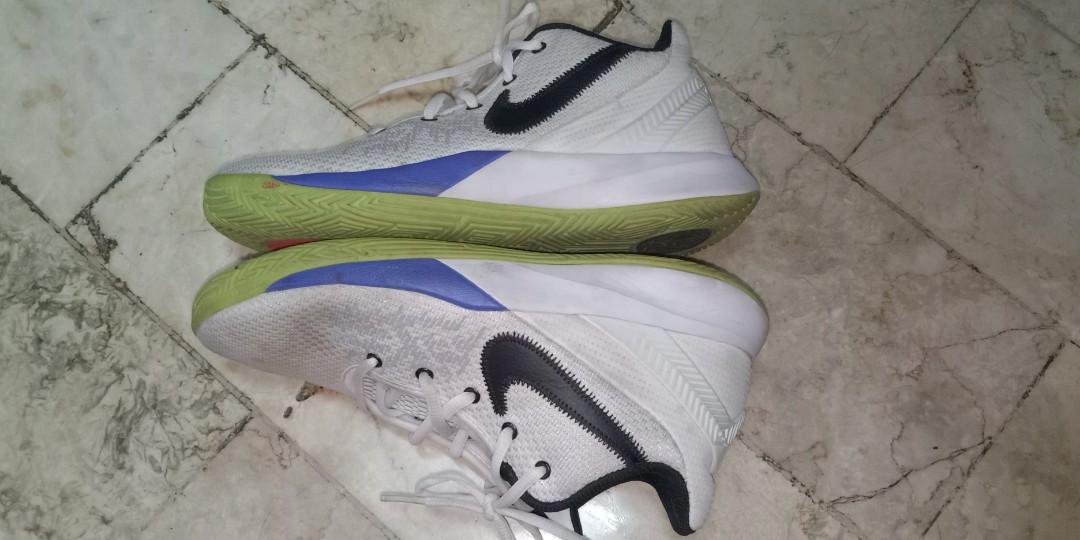 Nike Kyrie Flytrap 2 GS White Green Basketball Shoes Youth Size 6.5y AQ3412 153