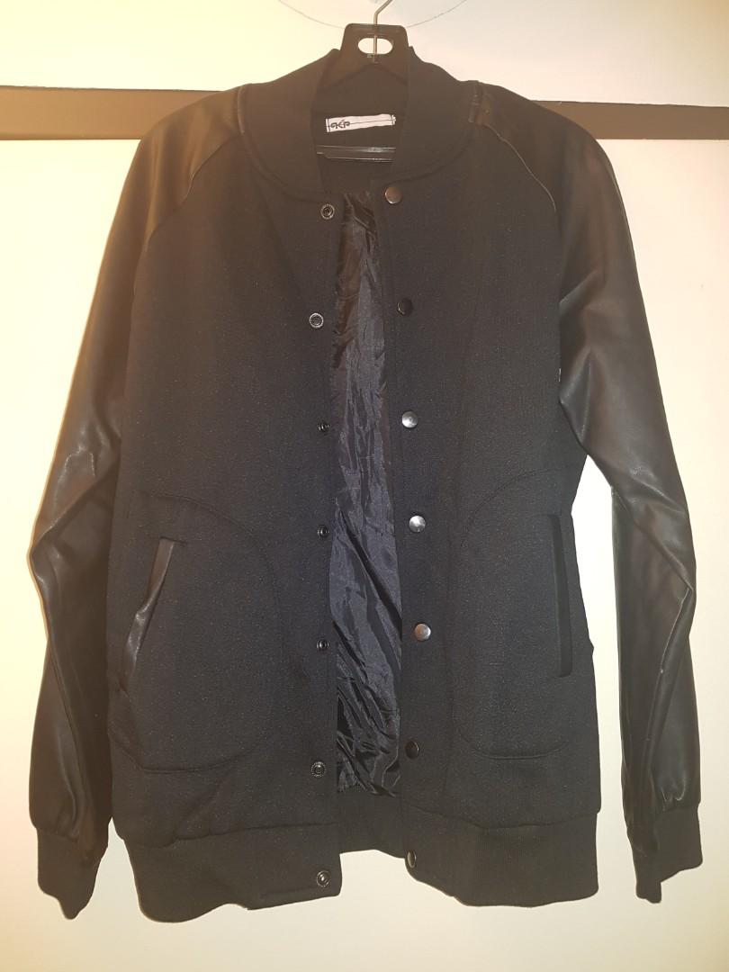 Plain black jacket, Men's Fashion, Tops & Sets, Hoodies on Carousell