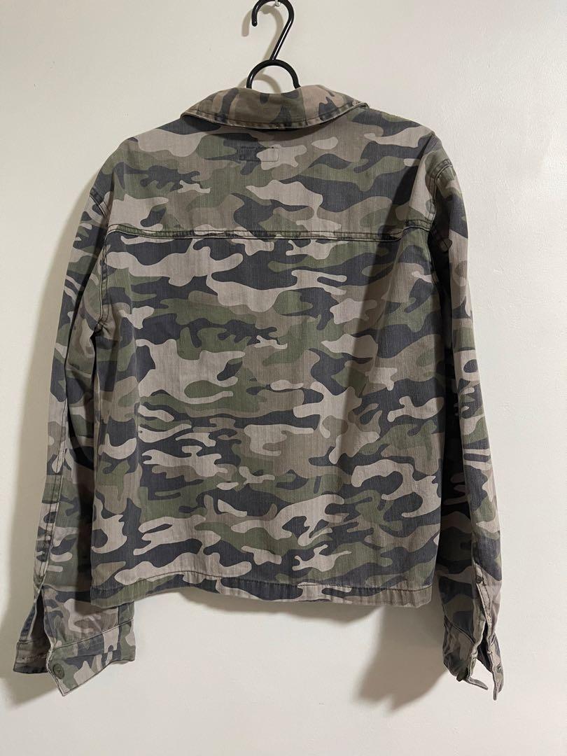 Pull& Bear Jacket (Category: Coats, Jackets and Outerwear) located in Singapore. Submitted by thinnyar (Listing ID 1168700706, Image 2). Description: .