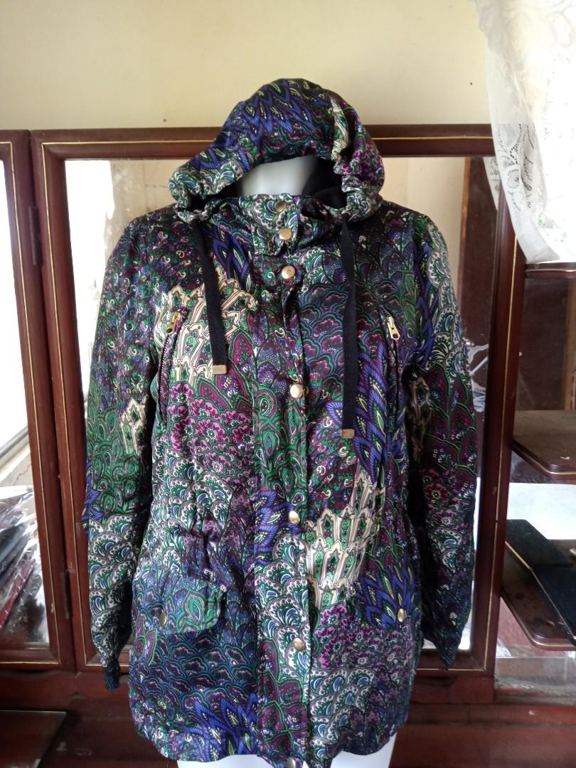 Topshop Hooded Paisley Jacket (Category: Coats, Jackets and Outerwear) located in Cavite. Submitted by 2ndchancer (Listing ID 1168730659, Image 2). Description: Topshop Hooded Paisley Jacket lined hardware still in excellent condition pls see pics for measurements will best fit small.