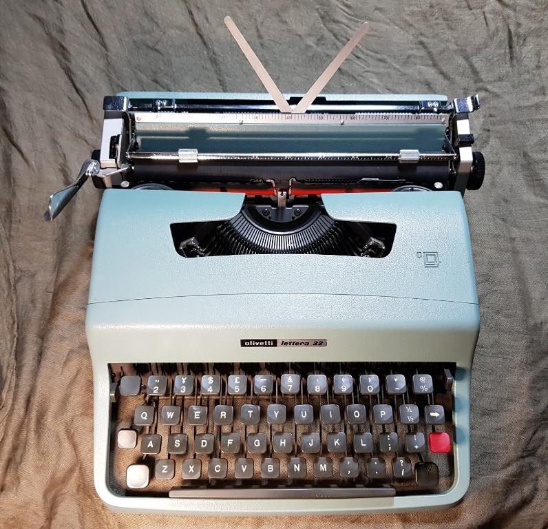 Typewriter Italy Olivetti Lettera 32 Portable type writer ...