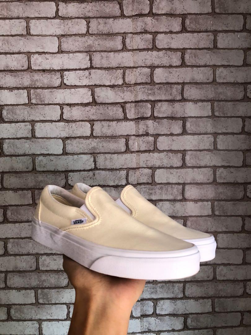 Vans classic slip on off white deals