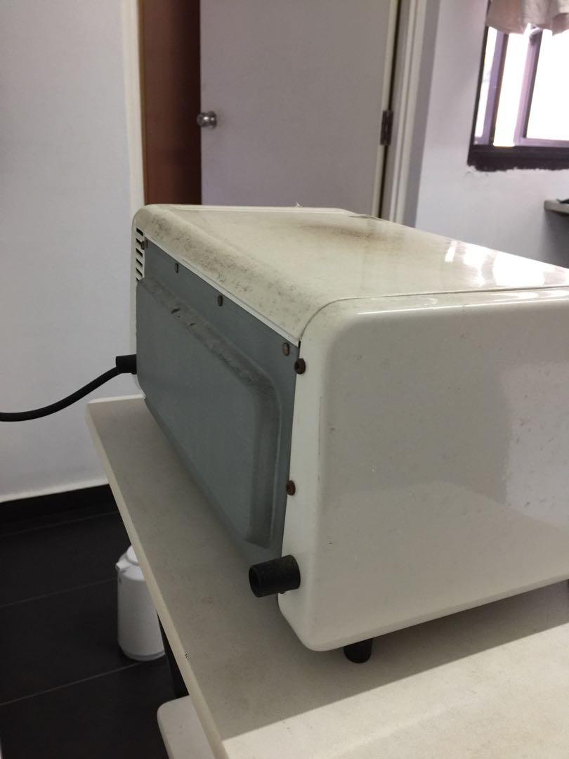 Akira toaster oven good working condition .clean, no oil / no grease inside. Clean no pet no