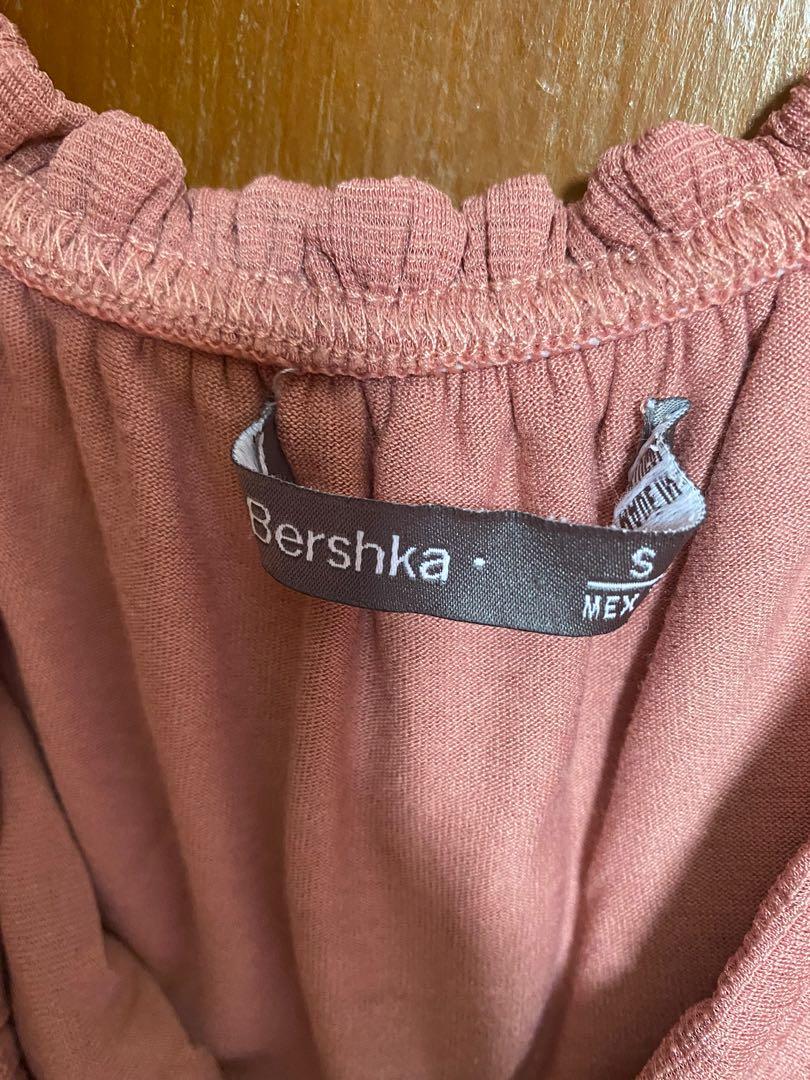 Bershka Off Shoulder Top/Blouse (Category: Blouses) located in Manila. Submitted by declutterwzk (Listing ID 1168841536, Image 2). Description: Used once only.