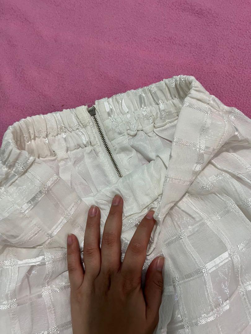 Dainty White Skirt (Category: Skirts) located in Quezon City. Submitted by mscee09 (Listing ID 1168906544, Image 2). Description: Dainty White Balloon Skirt Like new! RFS: Decluttering.