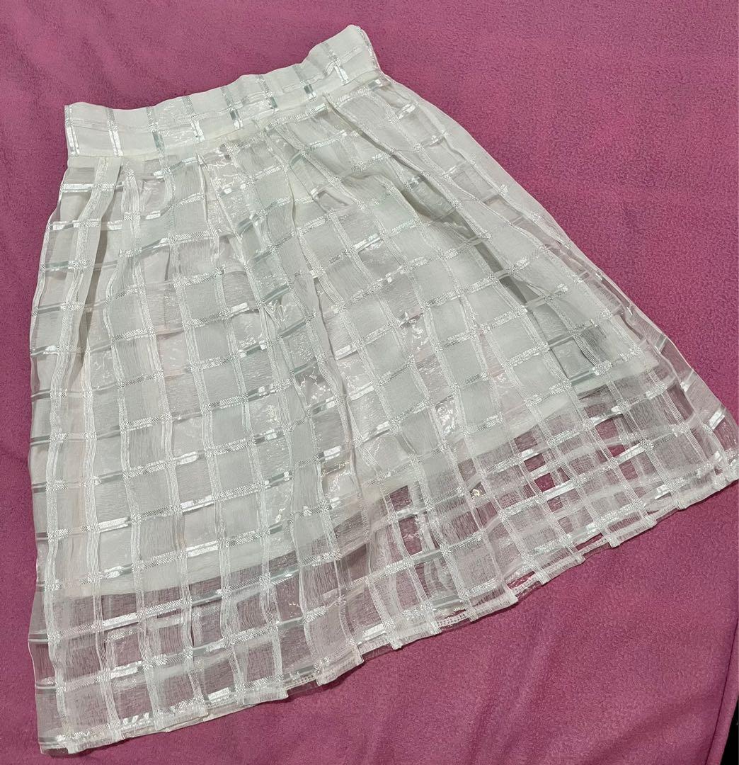 Dainty White Skirt (Category: Skirts) located in Quezon City. Submitted by mscee09 (Listing ID 1168906544, Image 1). Description: Dainty White Balloon Skirt Like new! RFS: Decluttering.